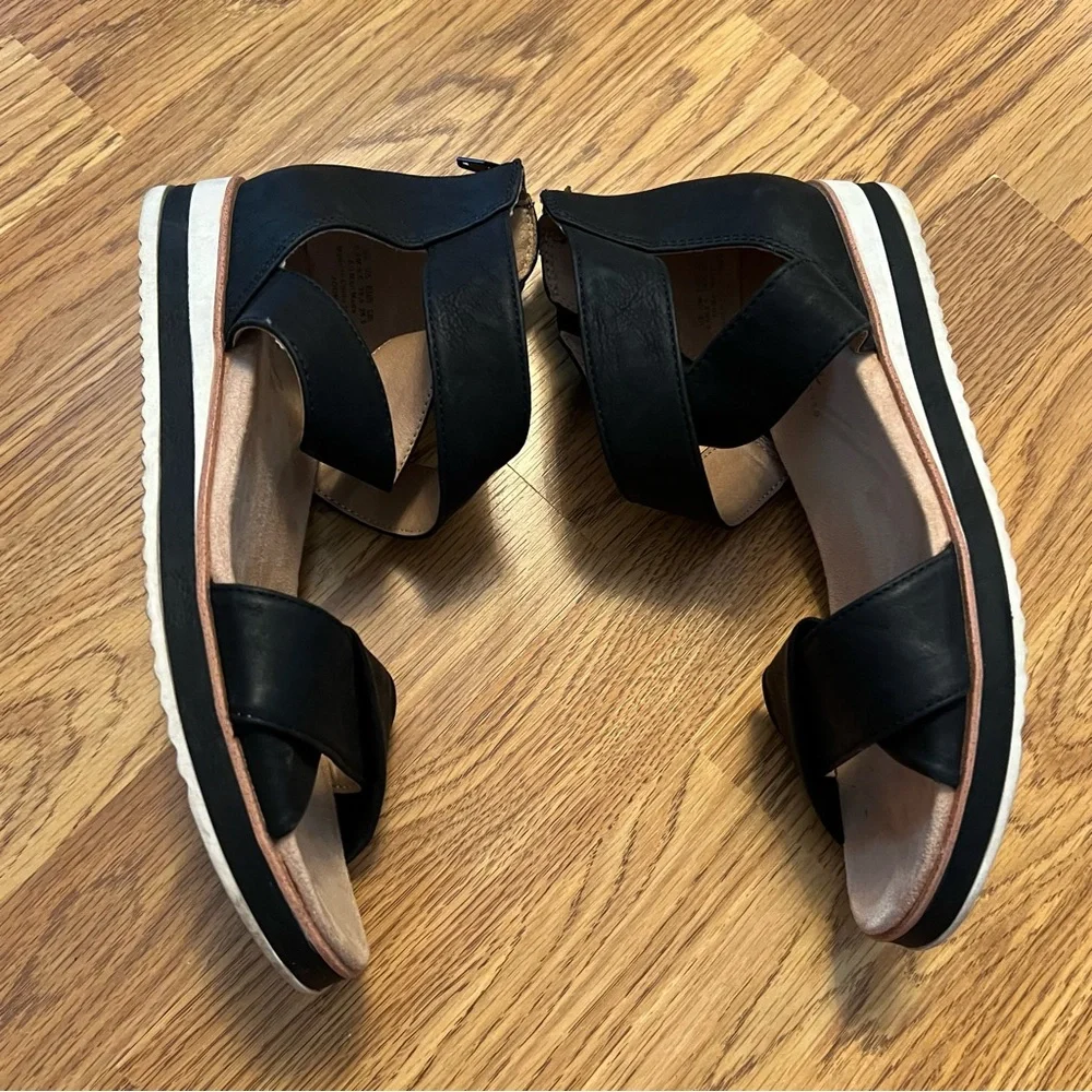 Life Stride Black and Tan Sandals - Picture 7 of 11